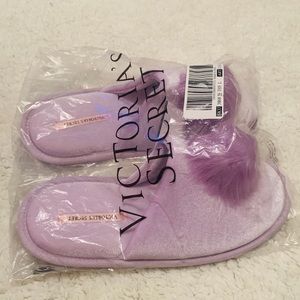 BRAND NEW ! VICTORIA SECRET LAVENDER PLUSH FAUX FUR POM POM SLIPPERS. LARGE .